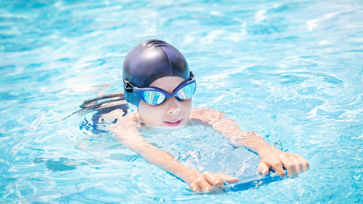 Niño practicando natación