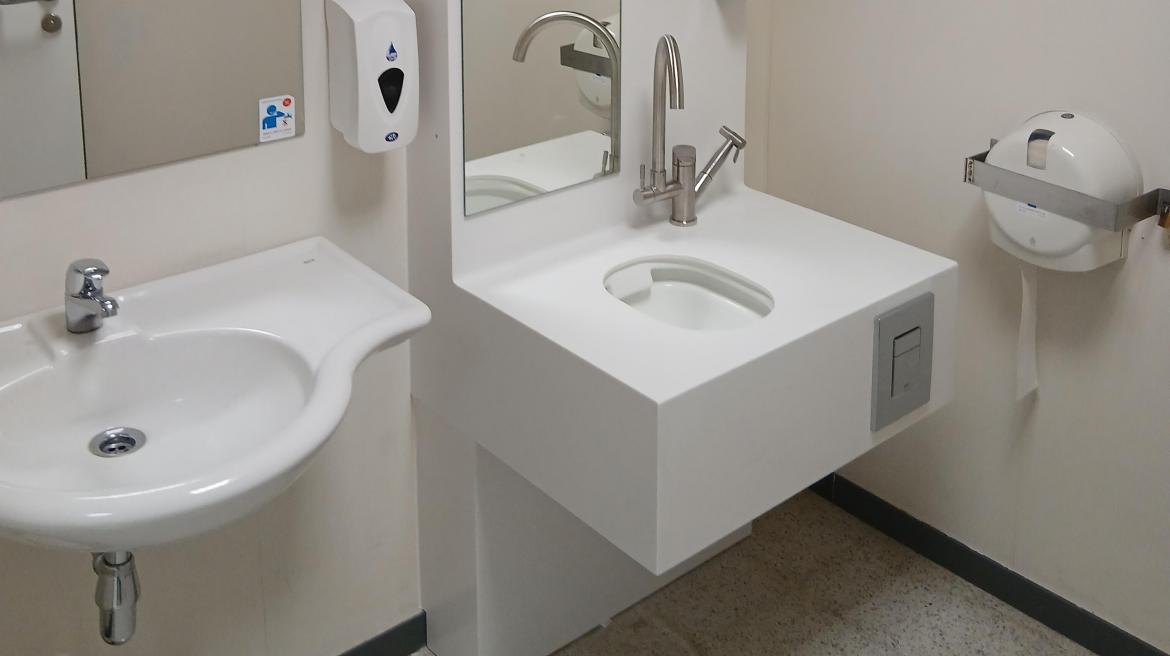 imagen de un aseo adaptado para personas con ostomía en el Hospital Universitario Infanta Cristina