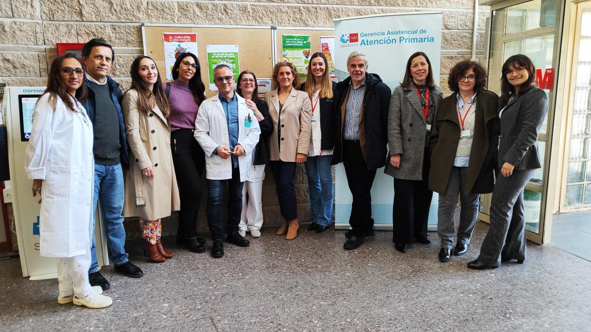 Foto de familia en el Centro de Salud Rafael Alberti