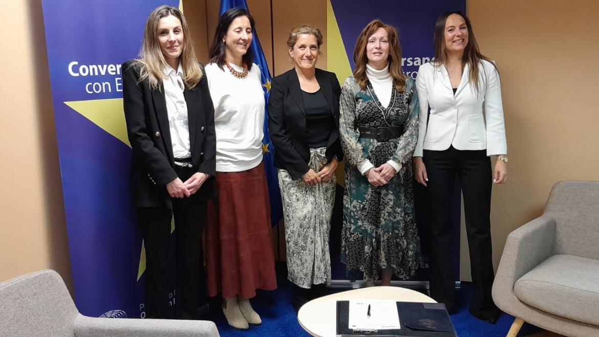 Atención Primaria de la Comunidad de Madrid se suma a la iniciativa ¿Dónde están ellas? del Parlamento Europeo La gerente de Atención Primaria, la responsable del Parlamento europeo y técnicas de la gerencia posan tras la firma