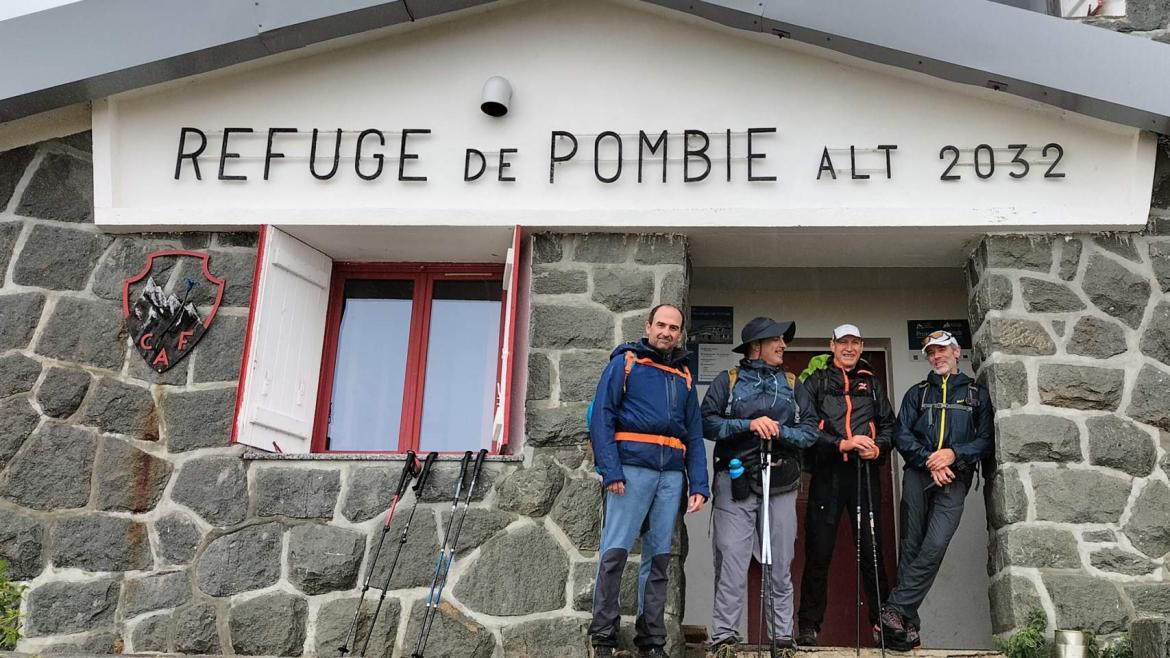 Paciente y cirujano ascenso Kilimanjaro Parte del equipo junto al cirujano y su paciente