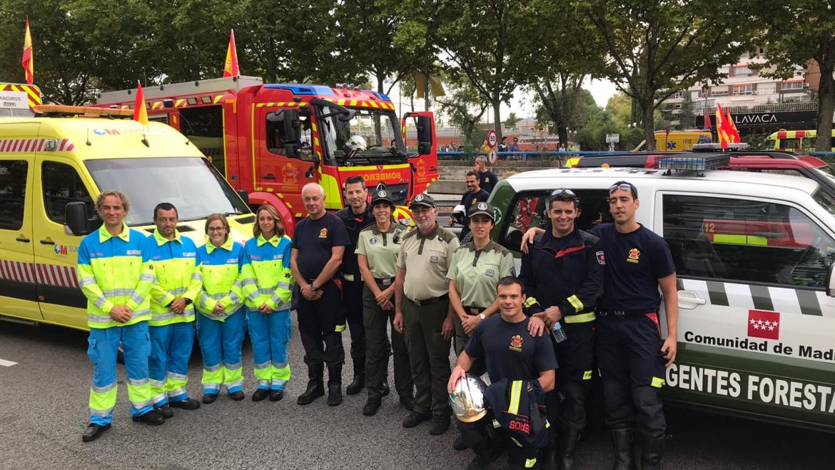 Profesionales del SUMMA 112, a la izquierda, junto con los Agentes Forestales y Bomberos