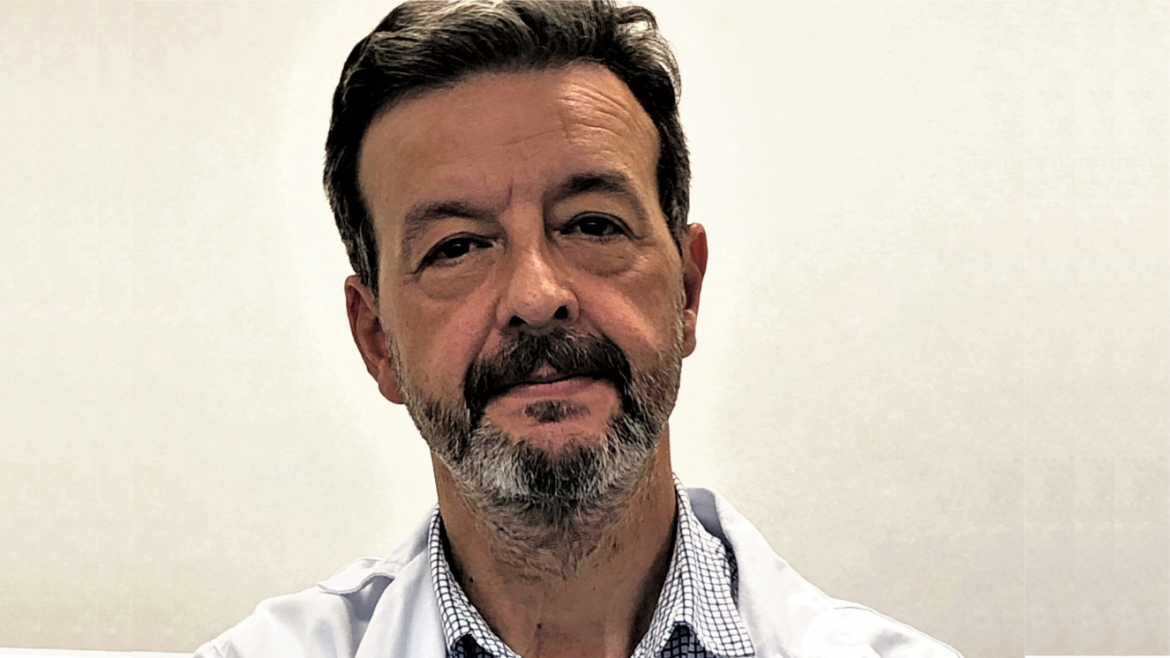 Doctor Luis Álvarez Vallina, investigador del Hospital 12 de Octubre retrato rostro hombre de mediana edad, moreno y con barba