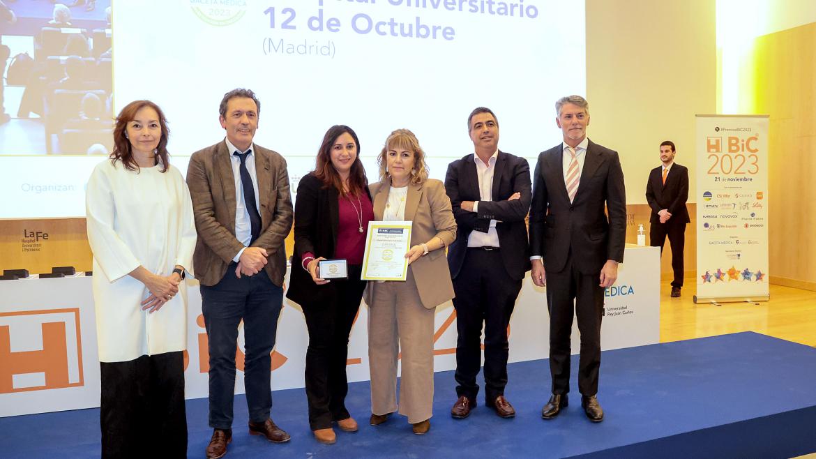 posado de grupo en un escenario con unos diplomas en la mano