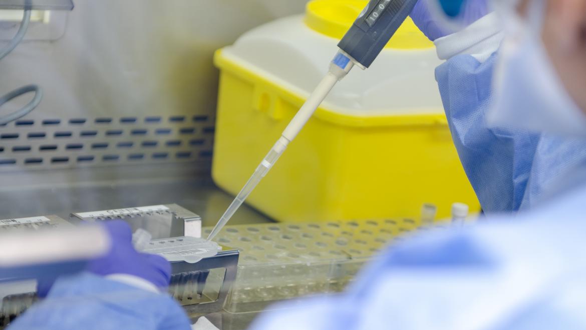 Laboratorio de Microbiología del Hospital Gregorio Marañón Profesional utilizando una pipeta