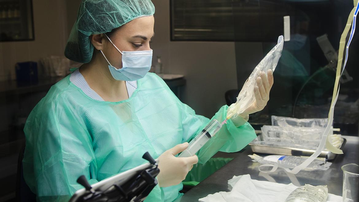 Profesional prepara medicación en el Servicio de Farmacia