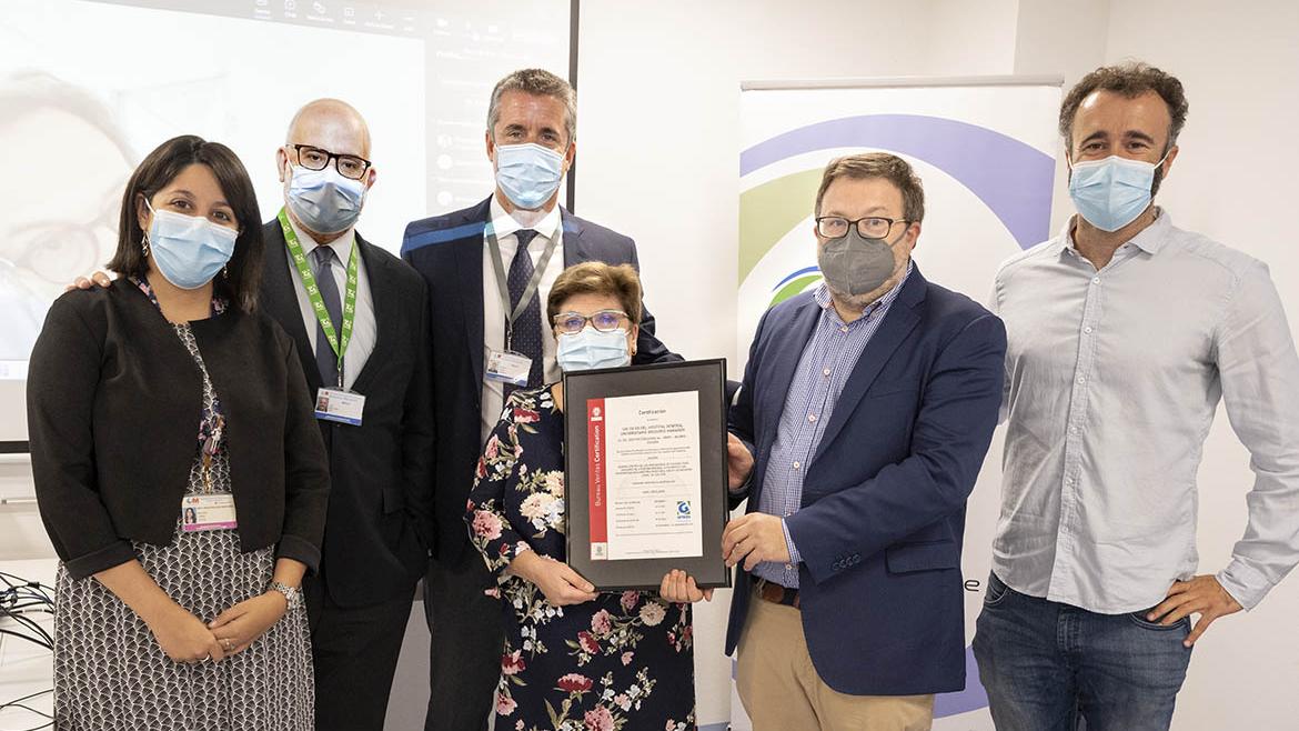 Profesionales de la unidad de atención integral a pacientes con enfermedad inflamatoria intestinal del Marañón reciben la acreditación concedida por entrega de certificación a profesionales del Marañón