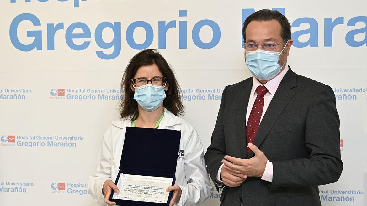 El viceconsejero de Asistencia Sanitaria y Salud Pública entrega la certicicación al Servicio de Farmacia del Marañón acto en hospital gregorio marañón