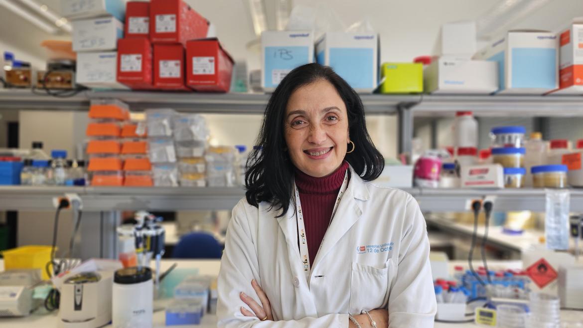 Dra. Esther Gallardo, investigadora del Hospital 12 de Octubre. Mujer con bata de doctora posando en laboratorio