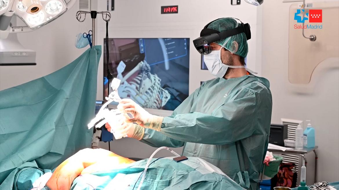Cirujano del Hospital Gregorio Marañón con una impresión 3D en quirófano