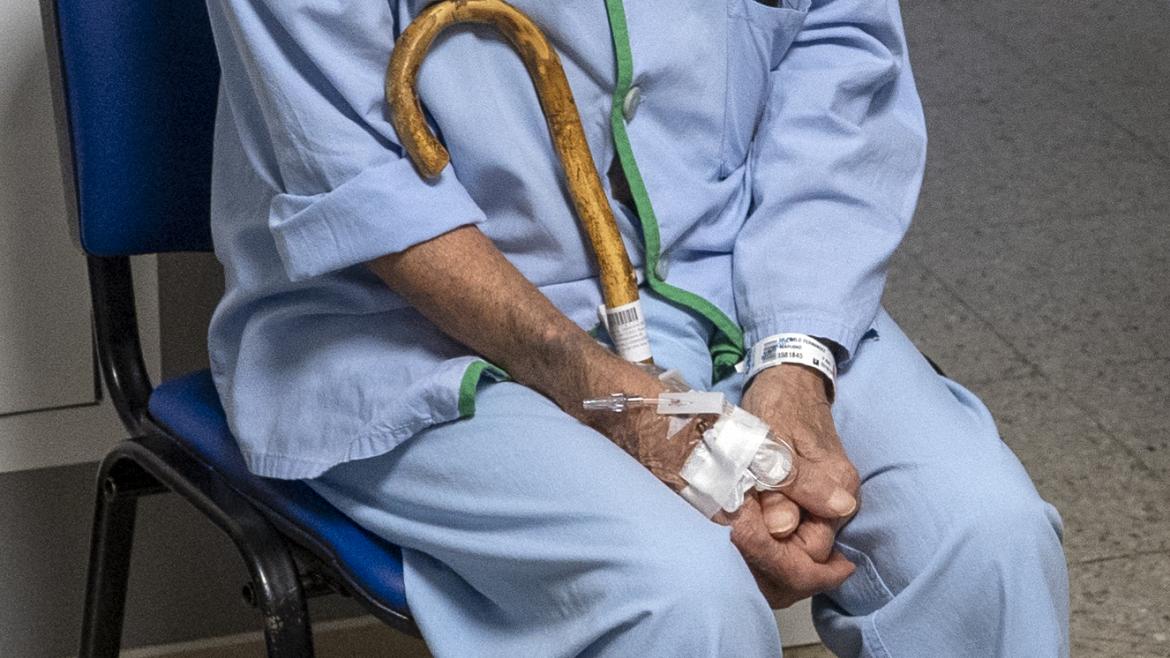 Anciano hospitalizado sentado
