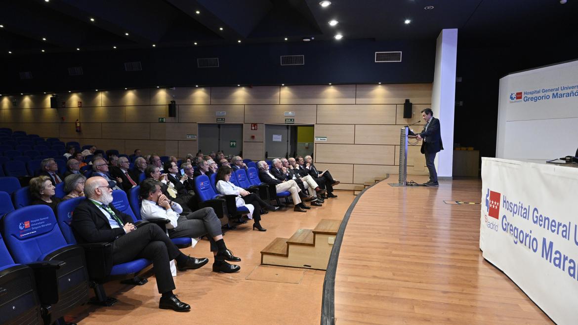 Reunión en el aula magna de los antiguos alumnos