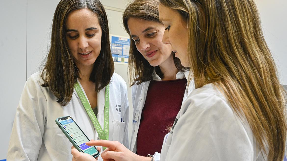 Farmacéuticas del hospital consultan una aplicación móvil