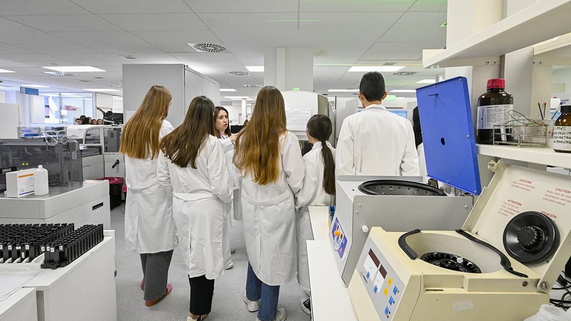 Alumnos de 4ºESO+Empresa visitan el Hospital Gregorio Marañón. Cuatro estudiantes acuden a un laboratorio donde atienden una explicación
