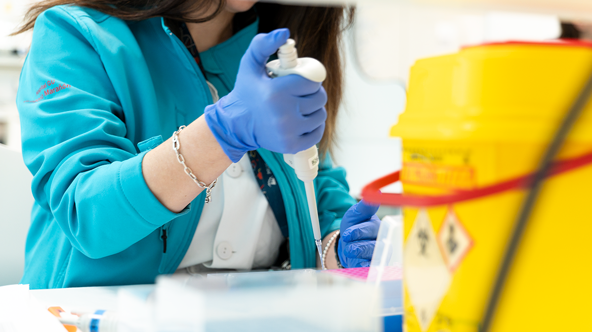Mujer pipeteando en un laboratorio