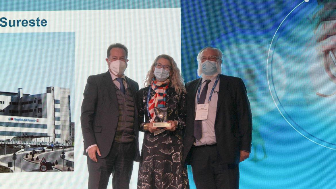 Fernando Prados entrega el premio a la Gerente y al Director Médico del Hospital Fernando Prados, junto a la Gerente y el Director Médico del Hospital