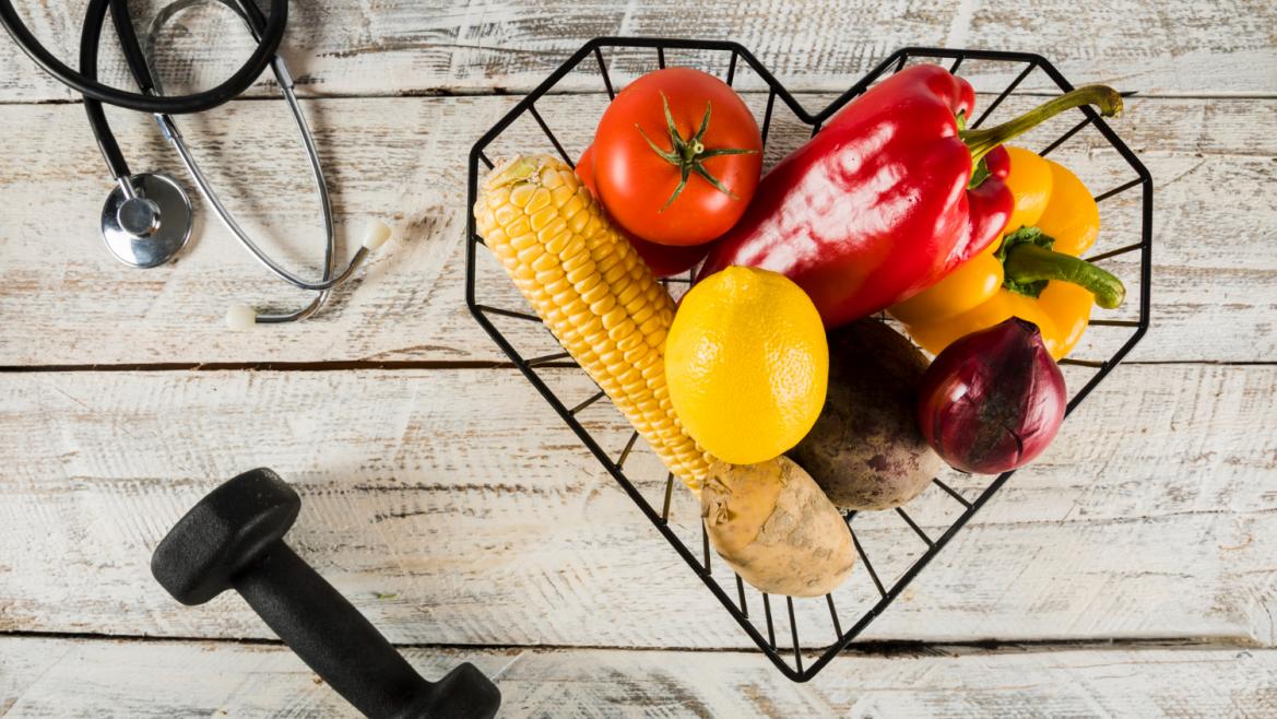 Alimentos saludables formando un corazón