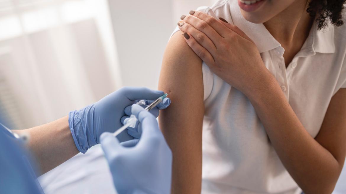 Profesional sanitario administrando una vacuna