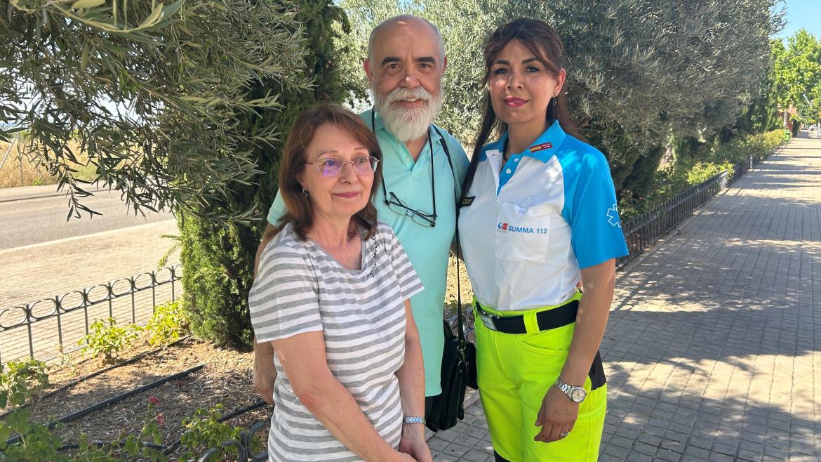 La médico de SUMMA 112 junto con el paciente al que atendió de una parada