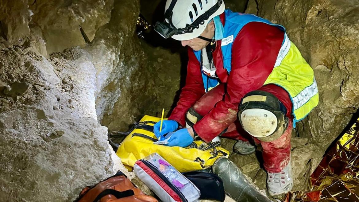 Un sanitario de SUMMA 112 en el interior de la cueva