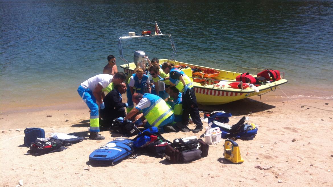 Coordinamos el primer dispositivo diario de seguridad en el pantano de San Juan Profesionales del SUMMA 112 realizan la asistencia sanitaria a un paciente rescatado en el Pantano de San Juan