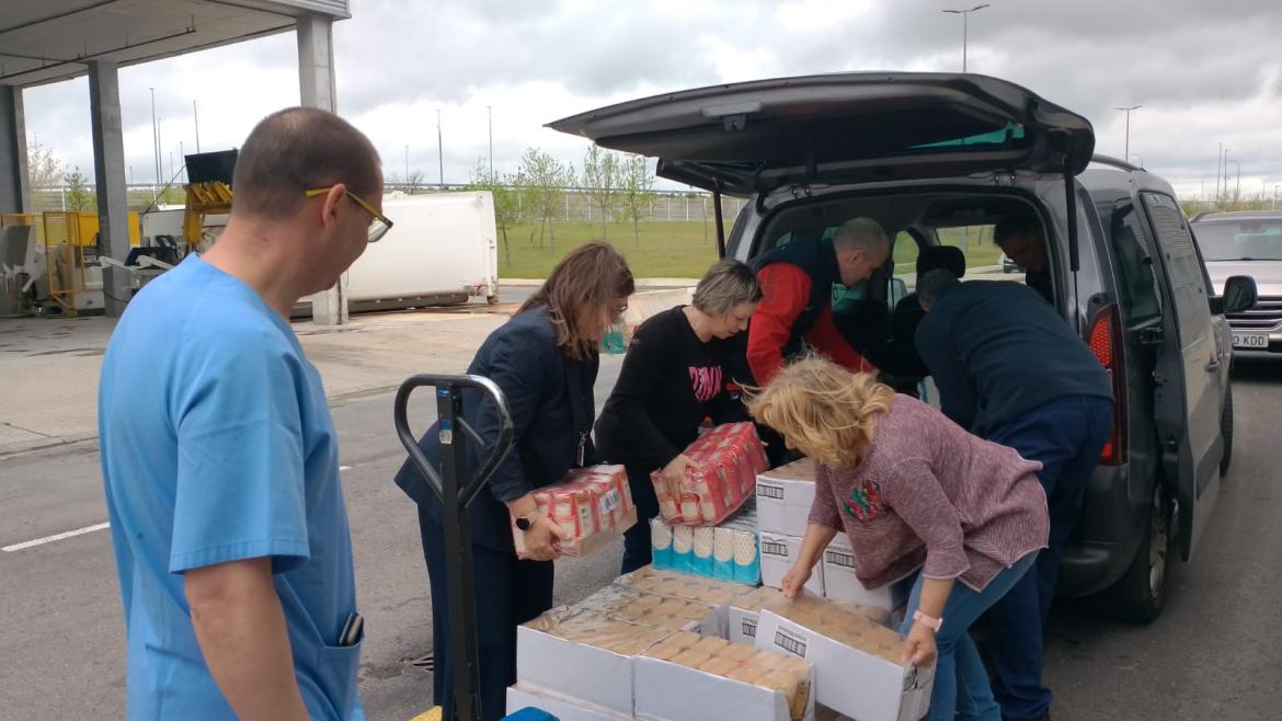 Imagen de la entrega de 694 kilos de alimento a Juventudes Hospitalarias de Parla