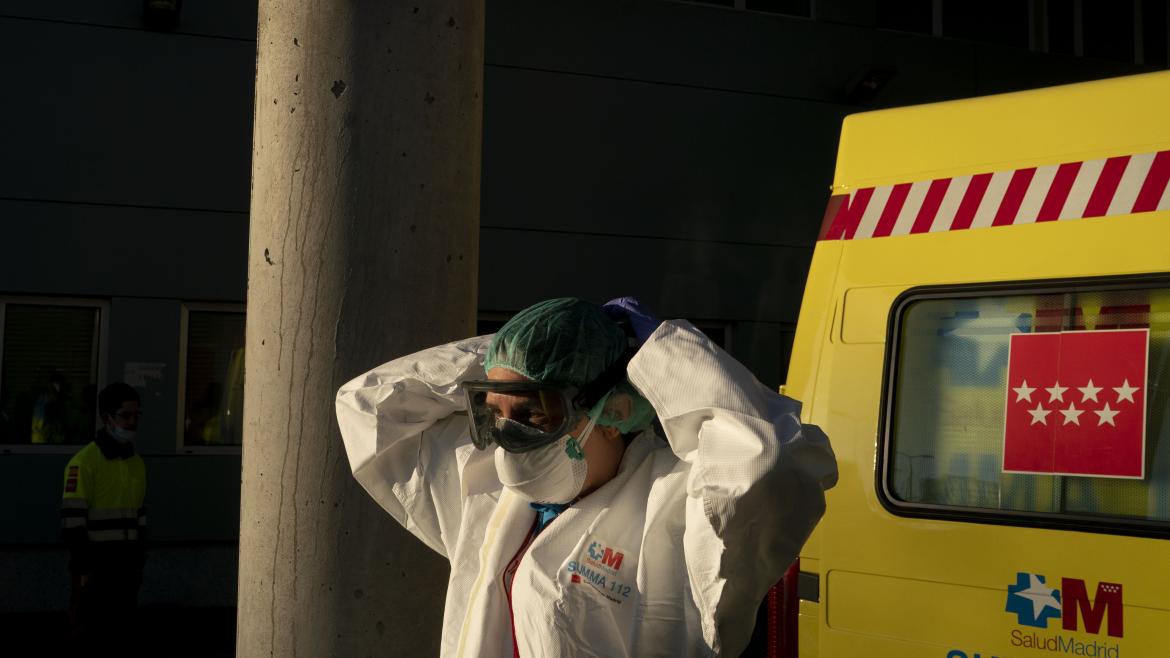 Un profesional del SUMMA 112 se ajusta la mascarilla
