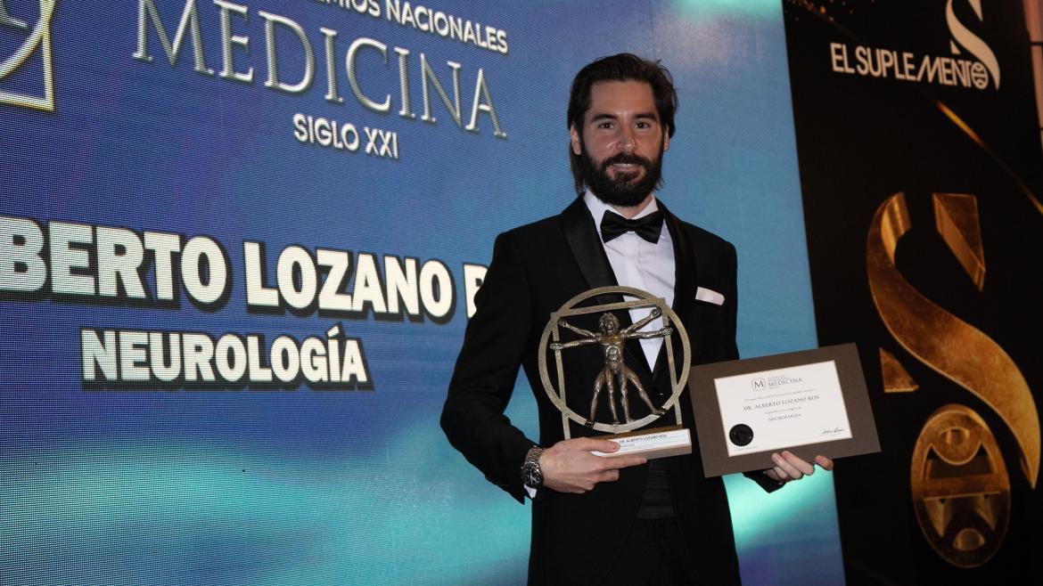 Alberto Lozano recogiendo el premio