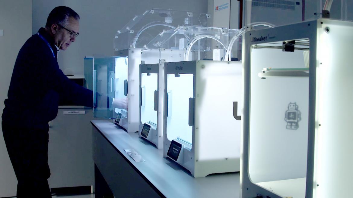 El responsable de la Unidad 3D, Antonio Martín en el laboratorio. profesional introduciendo algo en unos cubículos de los que sale luz