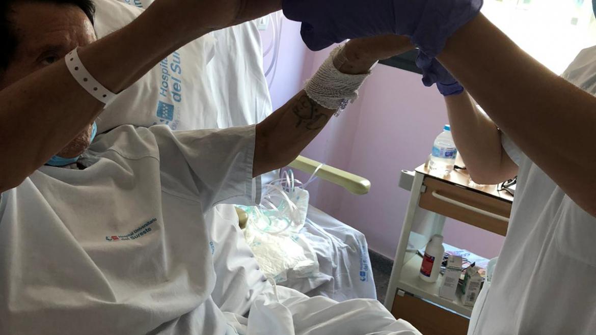 Los fisioterapeutas ayudan a los pacientes de UCI en su recuperación Un fisioterapeuta moviliza los brazos de un paciente