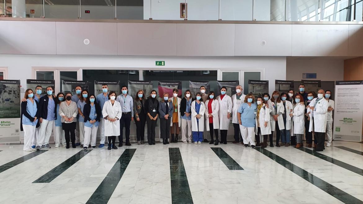 Exposición 50 años investigación cáncer Voluntarios y profesionales del Hospital del Tajo en el arranque de la exposición