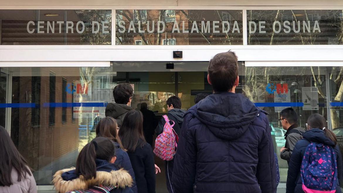 Colegiales entrando al Centro de Salud