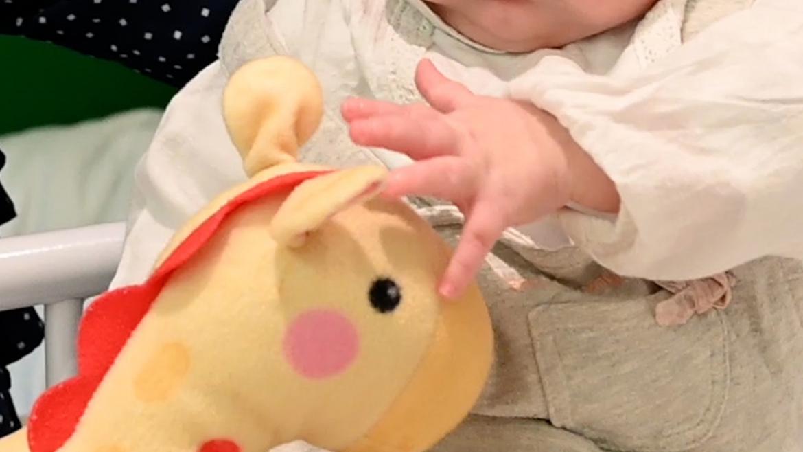 Mano de la niña trasplantada