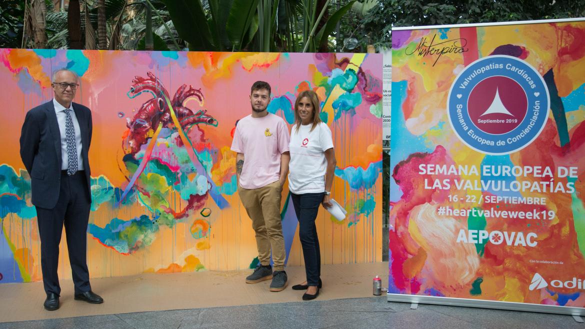 El viceconsejero junto al mural conmemorativo, el artista y la presidenta de AEPOVAC