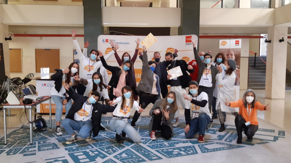 Jóvenes voluntarios posando con un diploma en sus manos