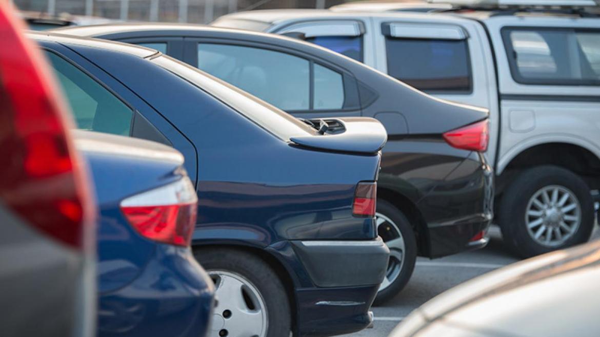 Sanidad facilita la donación de sasngre con parking gratuito en los hospitales coches aparcados