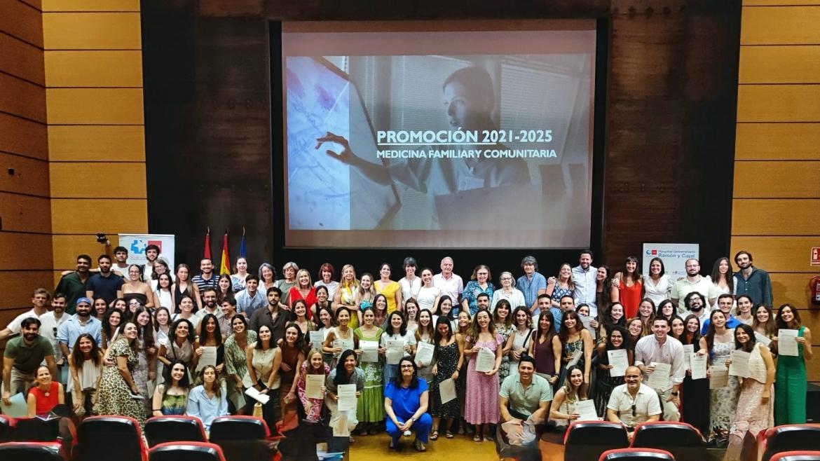 Foto de familia de residentes de cuarto año y docentes