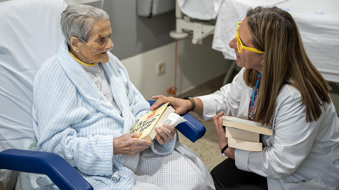 Día del Libro en el Hospital Gregorio Marañón Profesionales del Hospital Gregorio Marañón entregan libros a los pacientes de Geriatría