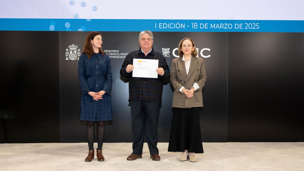 El doctor Diego Rodríguez Puyol recoge su Diploma al Mérito Clínico Investigador "Santiago Ramón y Cajal"