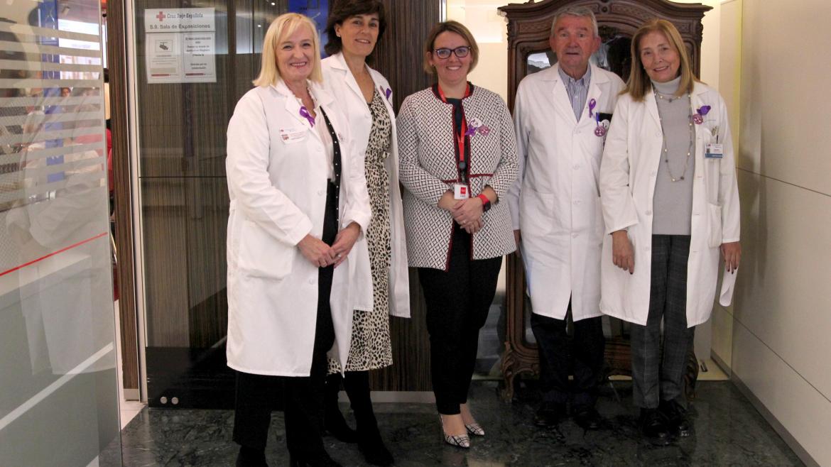 La directora general Asistencial del SERMAS junto al equipo directivo del hospital