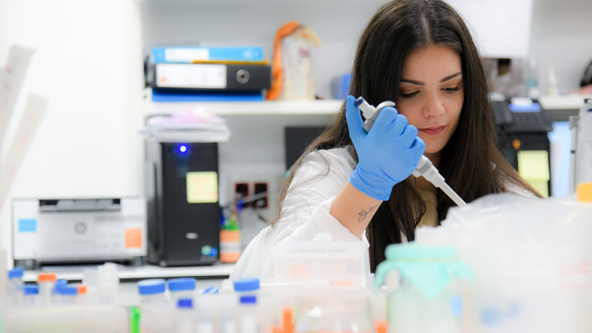 Investigadora en el Centro de Oncología Experimental del Hospital 12 de Octuibre mujer con pipeta en laboratorio