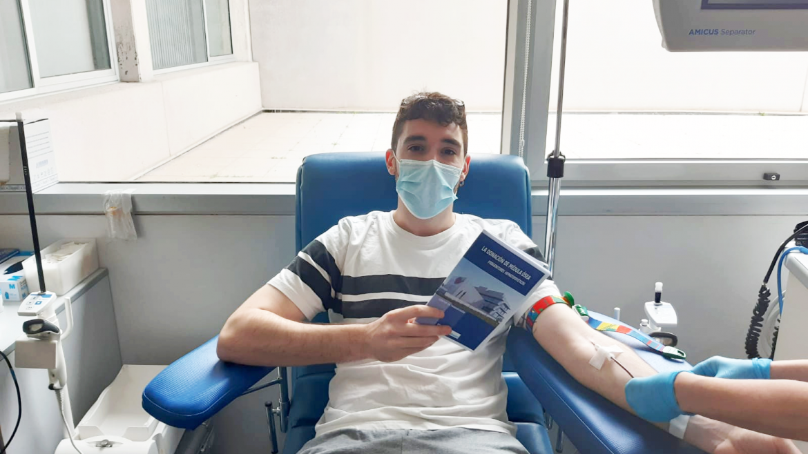 Un donante de sangre que se registró también como donante de médula Donante de sangre leyendo revista donación de médula