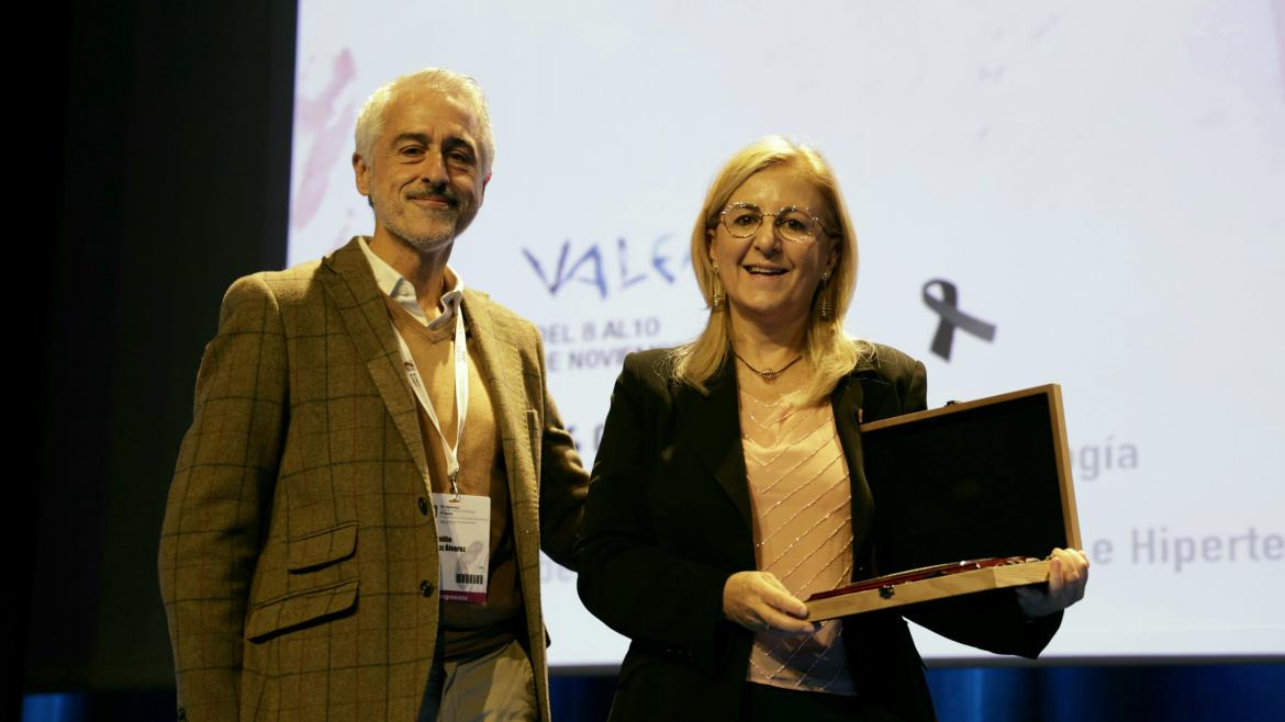Doble reconocimiento a la jefa de Nefrología del Hospital Universitario Infanta Leonor Reconocimientos Jefa de Nefrología Hospital Universitario Infanta Leonor