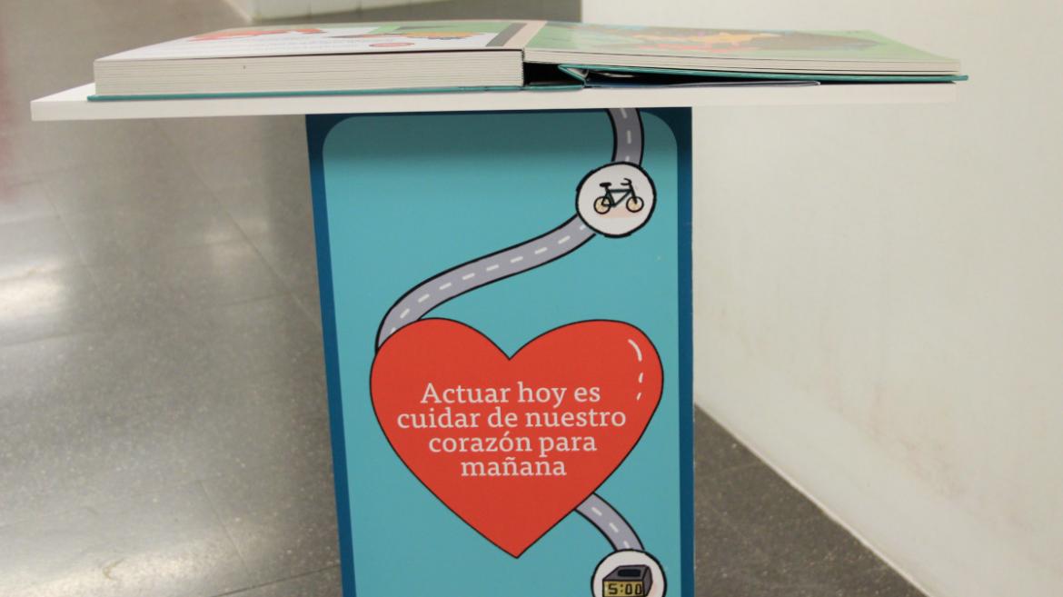 El libro, que fomenta hábitos saludables, en el Hospital Clínico San Carlos