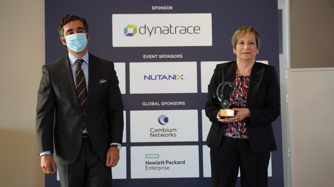 La Tarjeta Sanitaria Virtual, premiada por la Asociación @aslan La directora general de Sistemas de Información recogiendo el premio