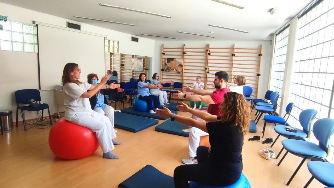 Fisioterapeutas del Centro de Salud Alicante cuidan la salud de los profesionales de este dispositivo de Fuenlabrada Programa de ejercicio