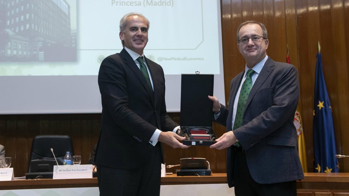 El consejero de Sanidad, Enrique Ruiz, entrega al gerente del hospital, Fidel Illana, el galardón El consejero de Sanidad, Enrique Ruiz, entrega el premio al gerente de La Princesa, Fidel Illana