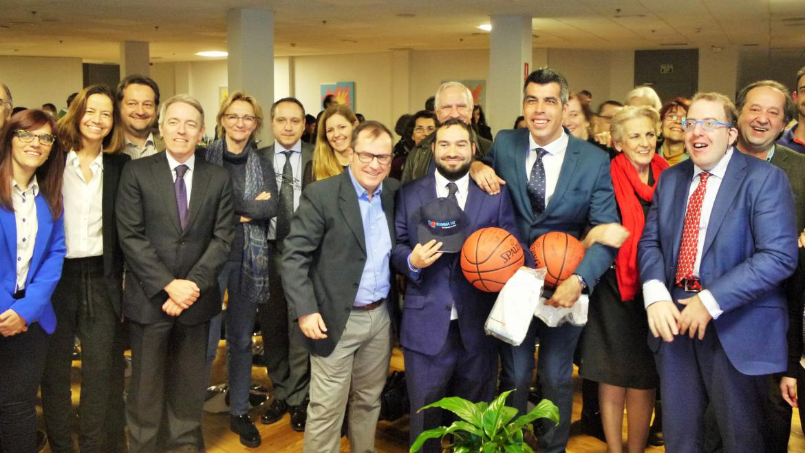 Un momento del encuentro de los actores de la película campeones con profesionales del SUMMA 112