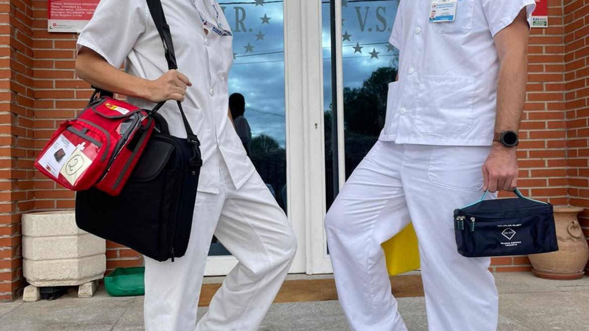 Las enfermeras de Atención Primaria administran la tercera dosis de la vacuna frente al COVID-19 en 125 Residencias de Mayores de la región