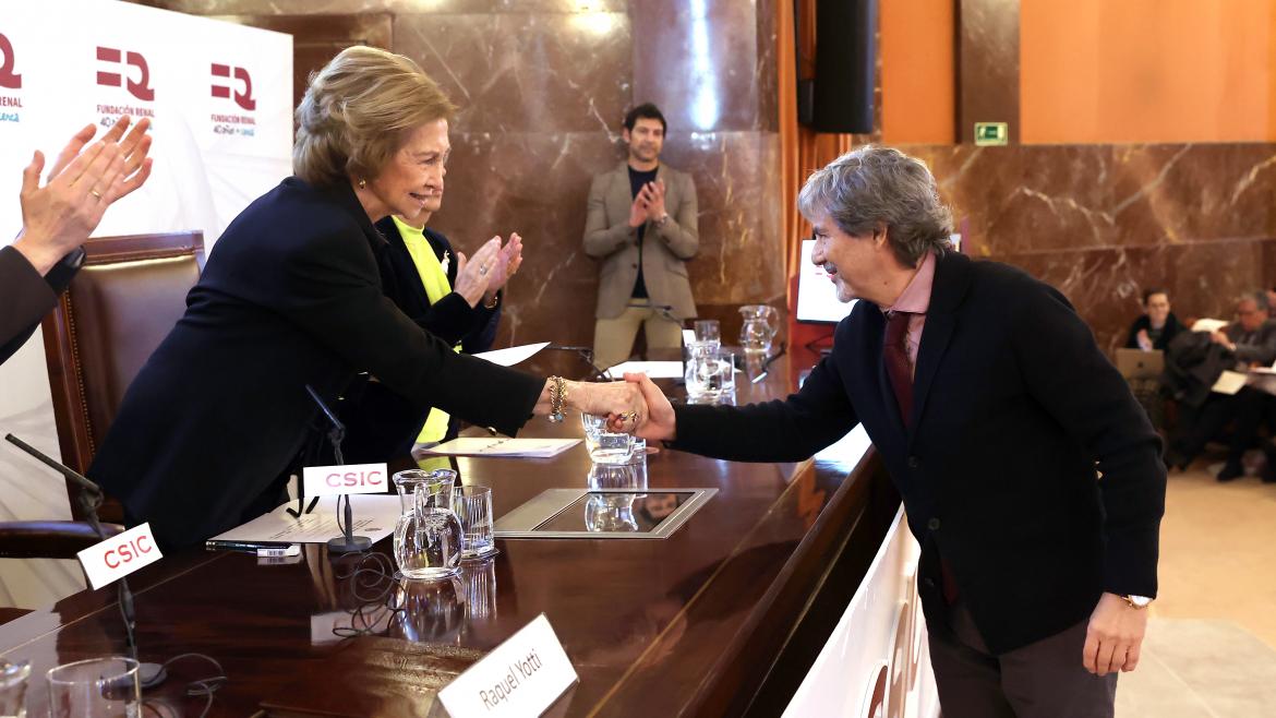 La Reina Doña Sofía saluda al Dr. Francisco de Abajo. Foto cedida por Casa de S.M. el Rey El accésit es un reconocimiento en la categoría de investigación en Nefrologíaica